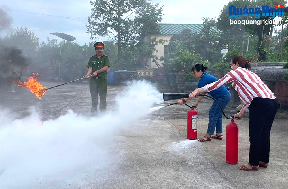 Người dân TP.Quảng Ngãi tham gia thực tập chữa cháy.
