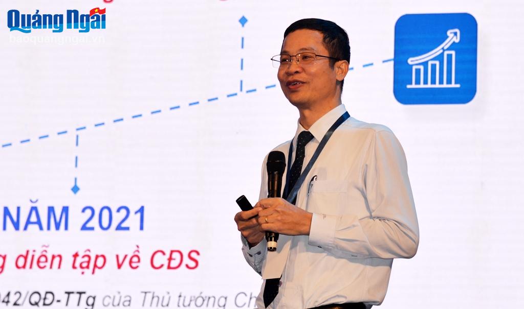Phó Cục trưởng Phụ trách Cục chuyển đổi số (CĐS) quốc gia (Bộ TT&TT) Nguyễn Phú Tiến có bài chia sẻ tại hội nghị.