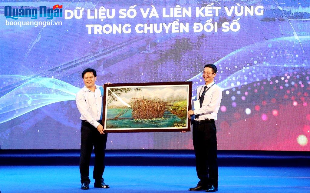 Phó Chủ tịch UBND tỉnh Trần Phước Hiền tặng quà lưu niệm cho Phó Cục trưởng Phụ trách Cục chuyển đổi số (CĐS) quốc gia (Bộ TT&TT) Nguyễn Phú Tiến.