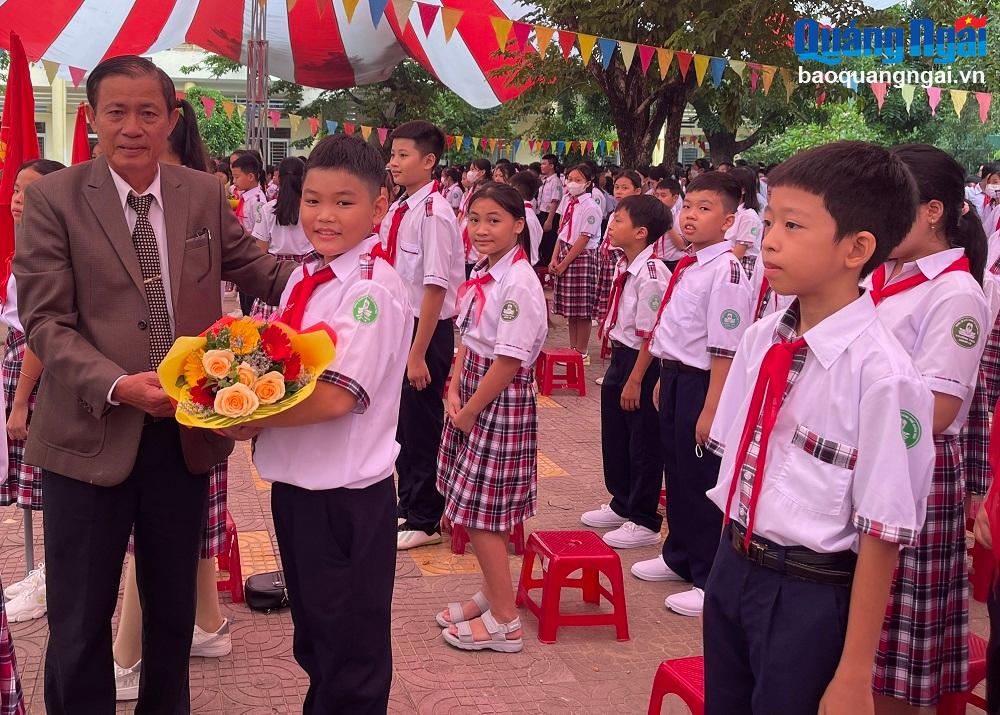Thầy và trò Trường THCS Chánh Lộ (TP.Quảng Ngãi) trong ngày khai giảng năm học mới.