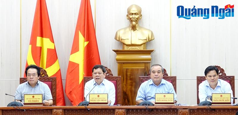 Chủ tịch UBND tỉnh Đặng Văn Minh cùng các đồng chí Phó Chủ tịch UBND tỉnh chủ trì cuộc họp.