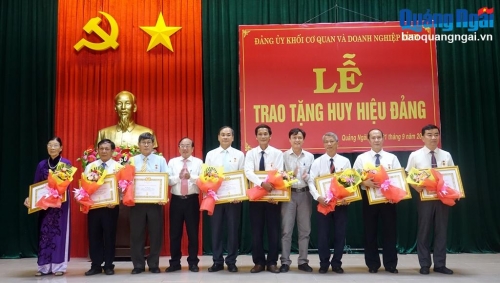 Trao Huy hiệu 30 năm tuổi Đảng cho 9 đảng viên