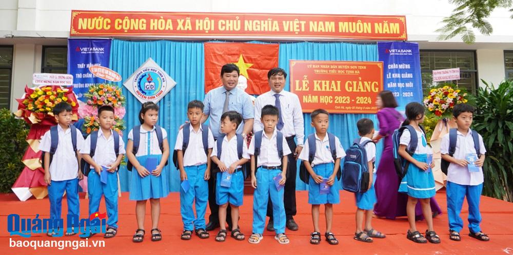 Ngân hàng Việt Á trao học bổng cho học sinh khó khăn