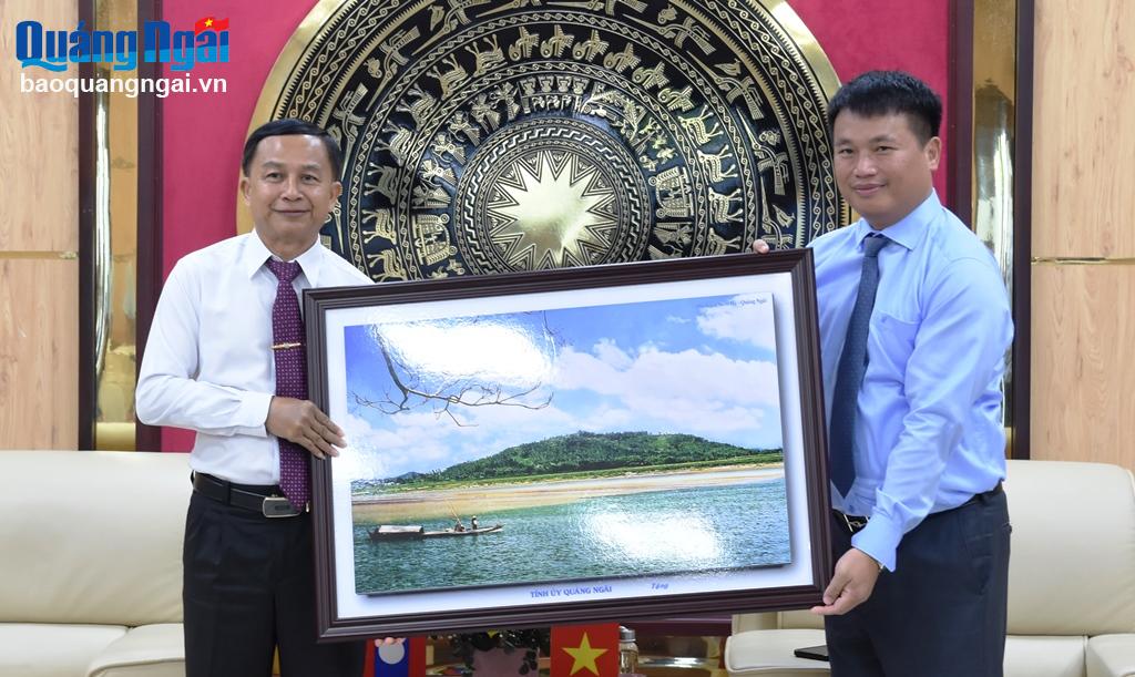 Phó Bí thư Thường trực Tỉnh ủy, Trưởng đoàn ĐBQH tỉnh Đặng Ngọc Huy tặng quà lưu niệm cho Đoàn công tác của Ủy ban Mặt trận Lào xây dựng đất nước tỉnh Attapư.