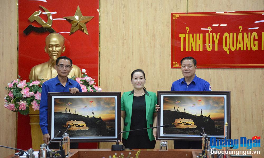 Phó Bí thư Tỉnh ủy Đinh Thị Hồng Minh tặng quà lưu niệm đến đại diện Tỉnh đoàn Champasak và Tỉnh đoàn Khăm Muộn.