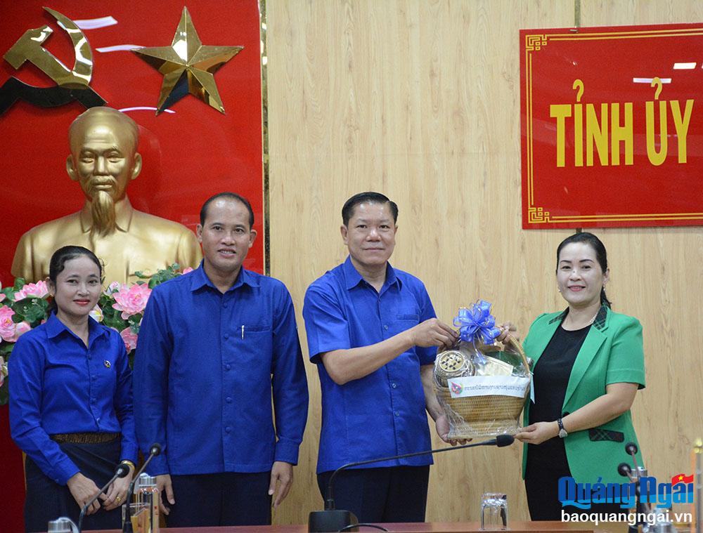 Đoàn công tác Tỉnh đoàn Champasak trao quà lưu niệm cho đại diện lãnh đạo tỉnh.