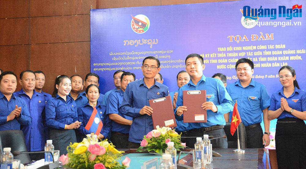  Lãnh đạo Tỉnh đoàn Quảng Ngãi và  Tỉnh đoàn Champasak ký kết thỏa thuận hợp tác.