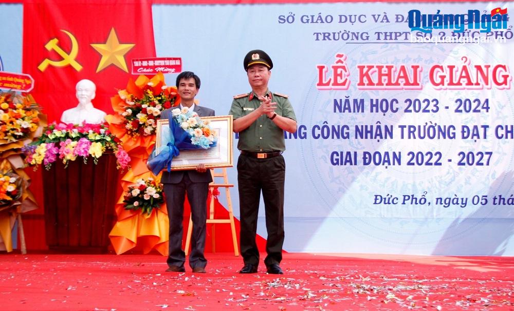 Đại tá Phan Công Bình, Giám đốc Công an tỉnh trao Bằng công nhận trường đạt chuẩn quốc gia cho Trường THPT số 2 Đức Phổ 