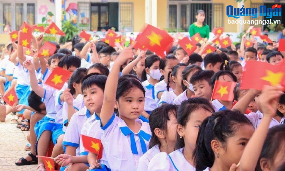 Học sinh Trường Tiểu học Hành Thuận (Nghĩa Hành) hân hoan đón chào năm học mới. Ảnh: MAI LỰC.