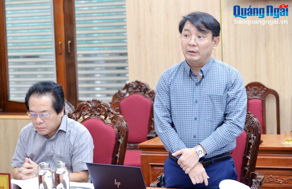 Trưởng Ban Quản lý KKT Dung Quất và các KCN tỉnh Hà Hoàng Việt Phương phát biểu ý kiến tại cuộc họp.