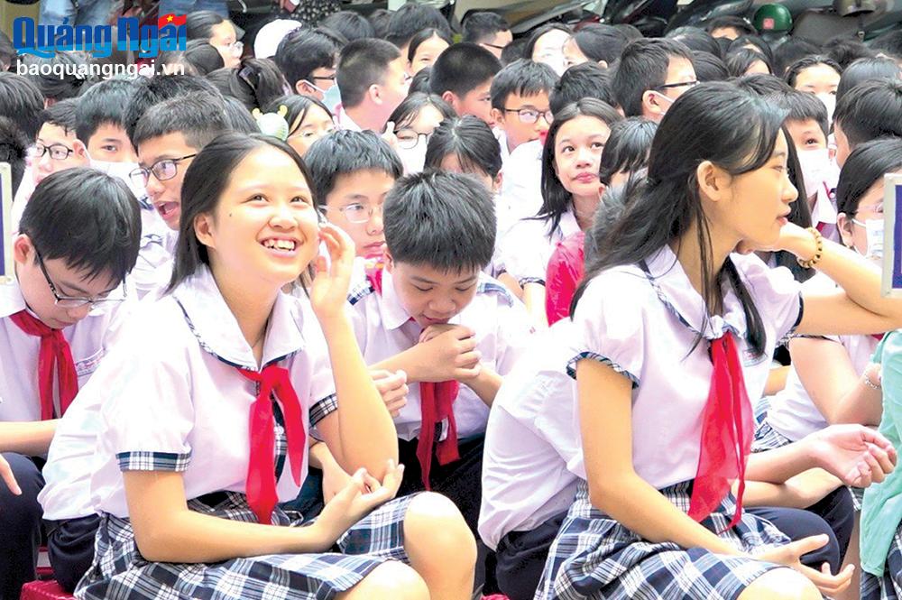 Học sinh Trường THCS Nguyễn Nghiêm (TP.Quảng Ngãi) trong ngày tựu trường chuẩn bị 
bước vào năm học 2023 - 2024. ẢNH: MAI LỰC 