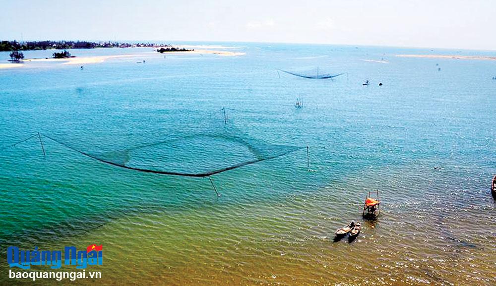 Hiện nay, người dân ở khu vực Cửa Đại, xã Tịnh Khê (TP.Quảng Ngãi) vẫn dùng cách thả rớ để bắt tôm, cá.   Ảnh: PV