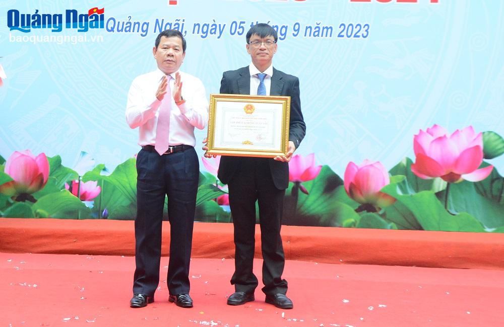 Chủ tịch UBND tỉnh Đặng Văn Minh trao Bằng khen của UBND tỉnh cho tập thể nhà trường.