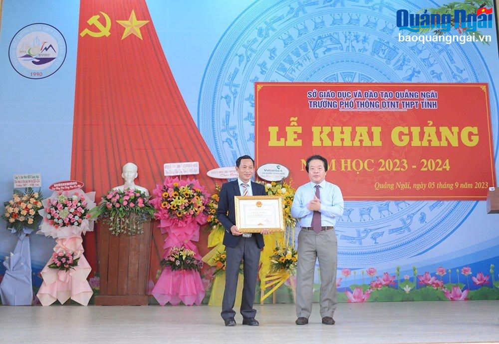 Phó Chủ tịch UBND tỉnh Võ Phiên trao bằng khen của UBND tỉnh cho giáo viên của Trường Phổ thông Dân tộc Nội trú THPT tỉnh.