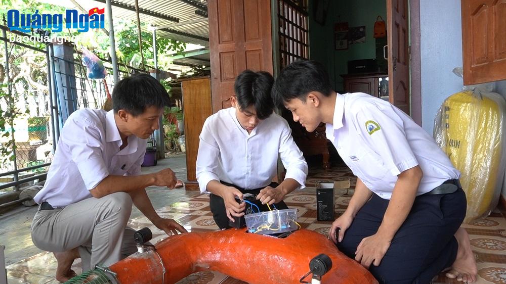 Thầy Trương Quang Hiếu hướng dẫn nhóm tác giả hoàn thành giải pháp “Thiết bị hỗ trợ tìm kiếm cứu nạn trên sông, biển”.