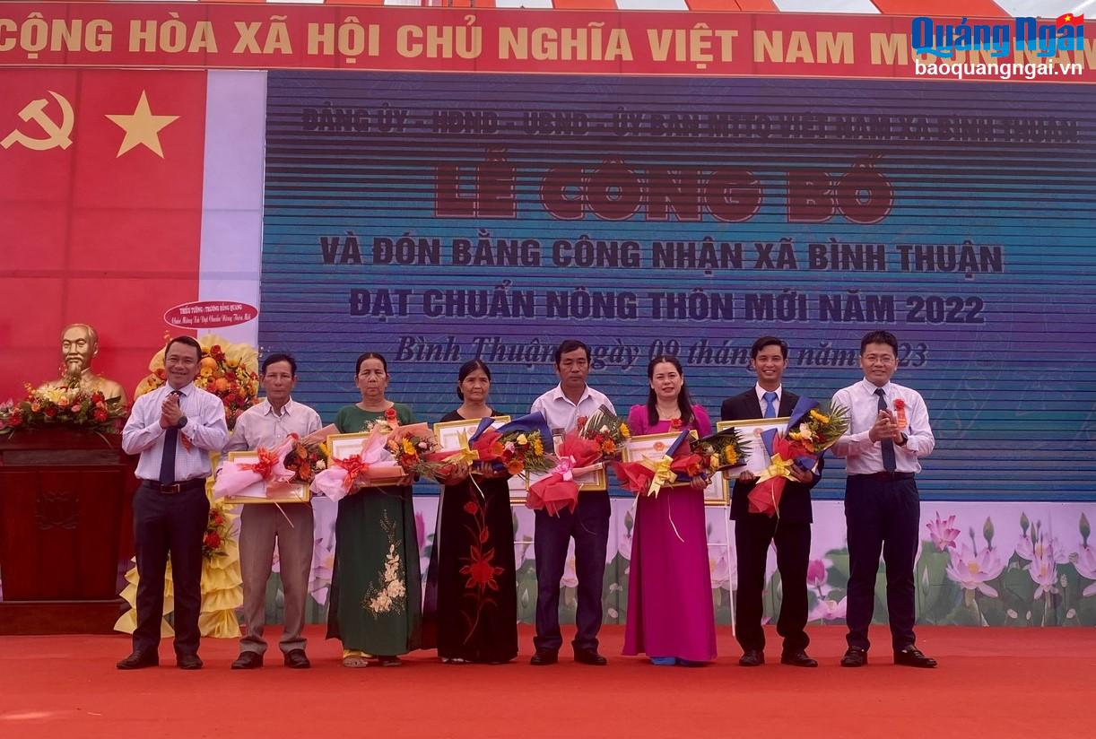 Đại diện lãnh đạo Huyện ủy,  UBND huyện Bình Sơn tặng giấy khen và hoa cho các tập thể, cá nhân có thành tích xuất sắc trong phong trào xây dựng nông thôn mới xã Bình Thuận.