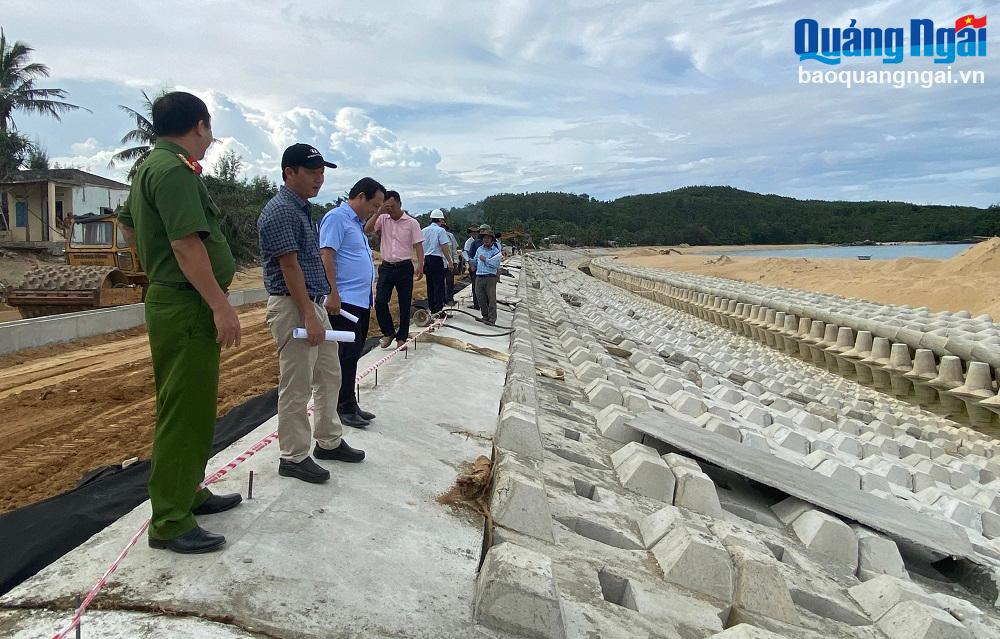 Đoàn kiểm tra về phòng, chống thiên tai của tỉnh kiểm tra tại Công trình Khắc phục hư hỏng, sạt lở bờ biển tổ dân phố Thạnh Đức 1, xã Phổ Thạnh (TX.Đức Phổ).