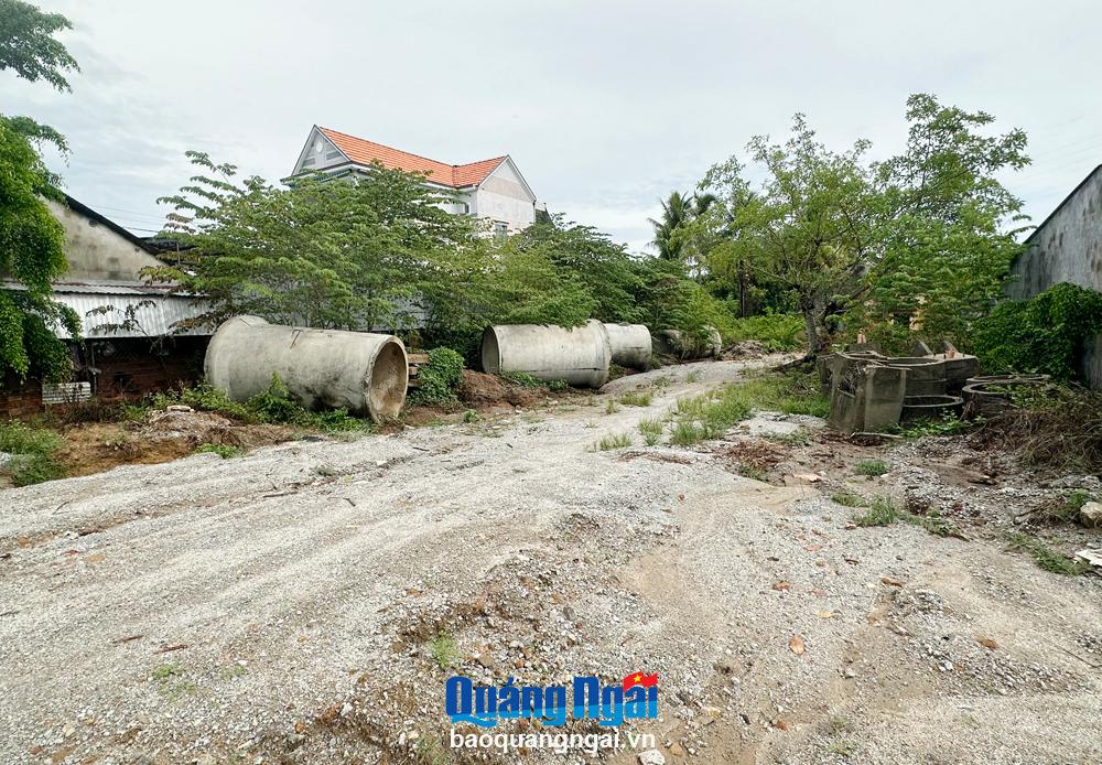 Đoạn đường Phạm Văn Đồng giáp tuyến đường Trần Hưng Đạo  (TX.Đức Phổ) tạm dừng thi công nhiều năm nay.