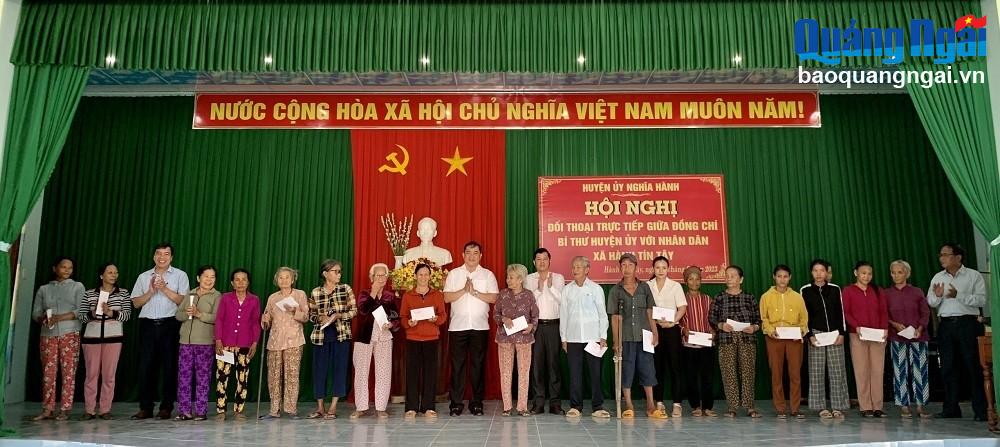 Đồng chí Trần Đình Cảm tặng 20 suất quà cho hộ nghèo, khó khăn ở xã Hành Tín Tây 