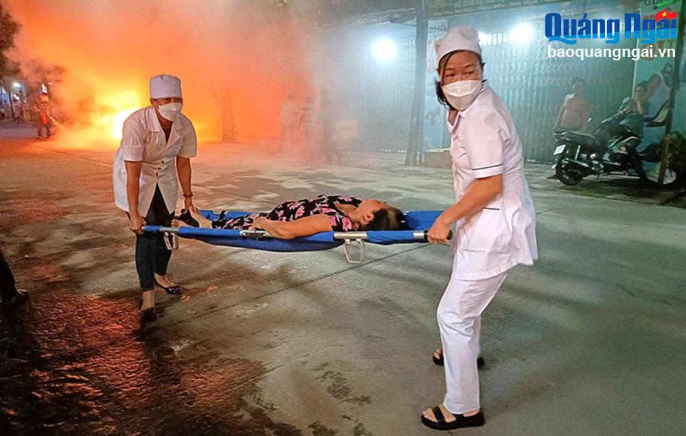 Tổ liên gia an toàn phòng cháy, chữa cháy xã Tịnh Bắc (Sơn Tịnh) thực tập phương án cứu nạn, cứu hộ.		                                  Ảnh: CA Sơn Tịnh