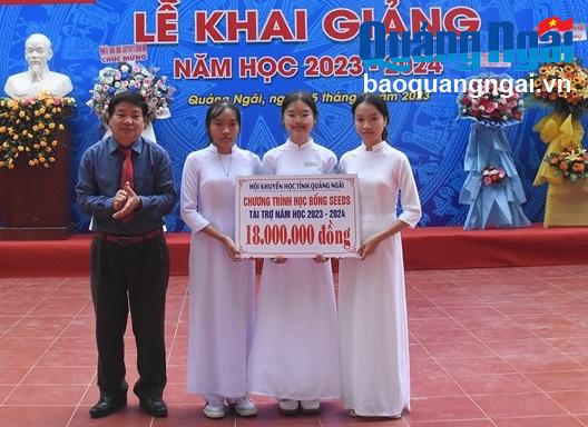 Chủ tịch Hội Khuyến học tỉnh Nguyễn Thanh Hải trao 3 suất học bổng cho 3 học sinh khối lớp 10 của trường THPT Trần Quốc Tuấn