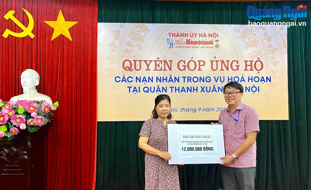 Phó Tổng Biên tập Báo Hànộimới Mai Thị Kim Thoa tiếp nhận tiền hỗ trợ nạn nhân vụ cháy từ đại diện Báo Quảng Ngãi.