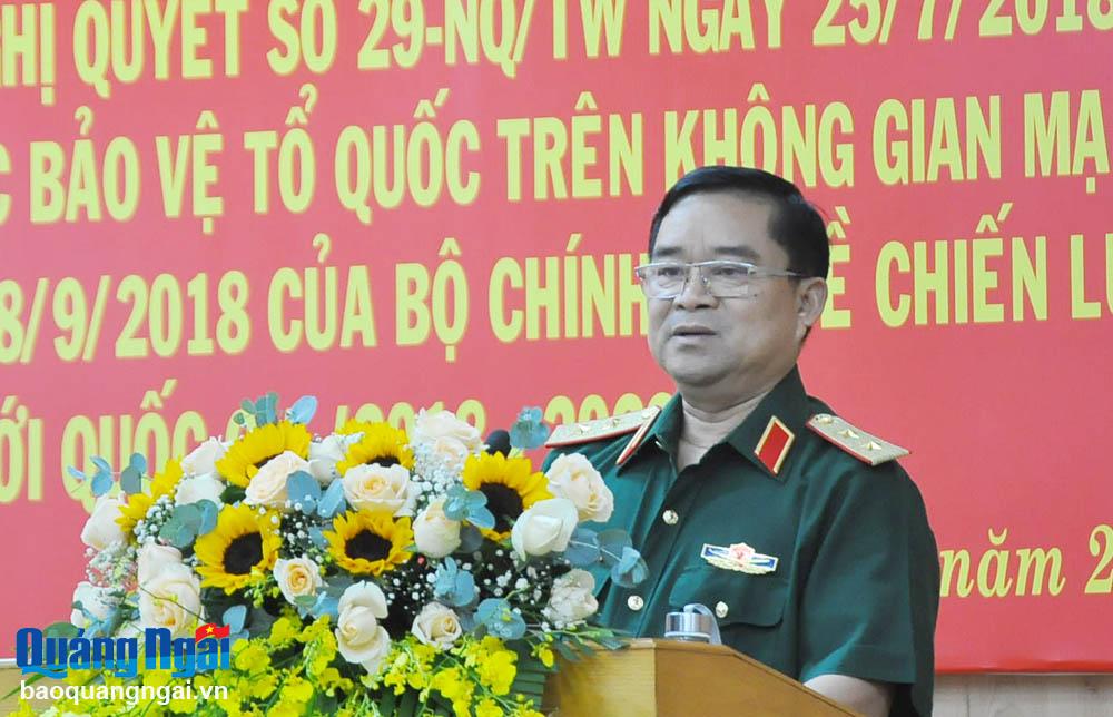 Trung tướng Trịnh Đình Thạch - Chính ủy Quân khu 5 phát biểu chỉ đạo tại hội nghị.