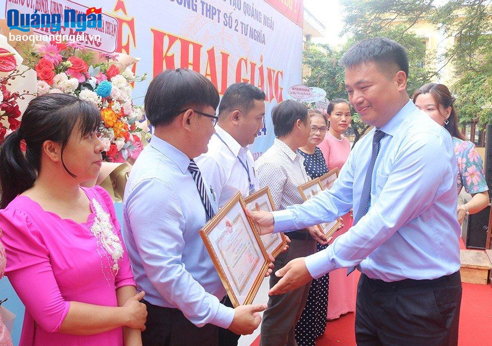 Phó Bí thư Thường trực Tỉnh ủy, Trưởng đoàn ĐBQH tỉnh Đặng Ngọc Huy trao danh hiệu chiến sĩ thi đua cơ sở cho cán bộ, giáo viên.