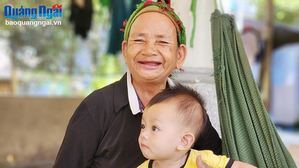 Bà Phạm Thị Xao vui vì căn bệnh hội chứng viêm da dày sừng bàn tay, bàn chân đã được đẩy lùi, song bà vẫn đang rất lo vì những di chứng của căn bệnh này.
