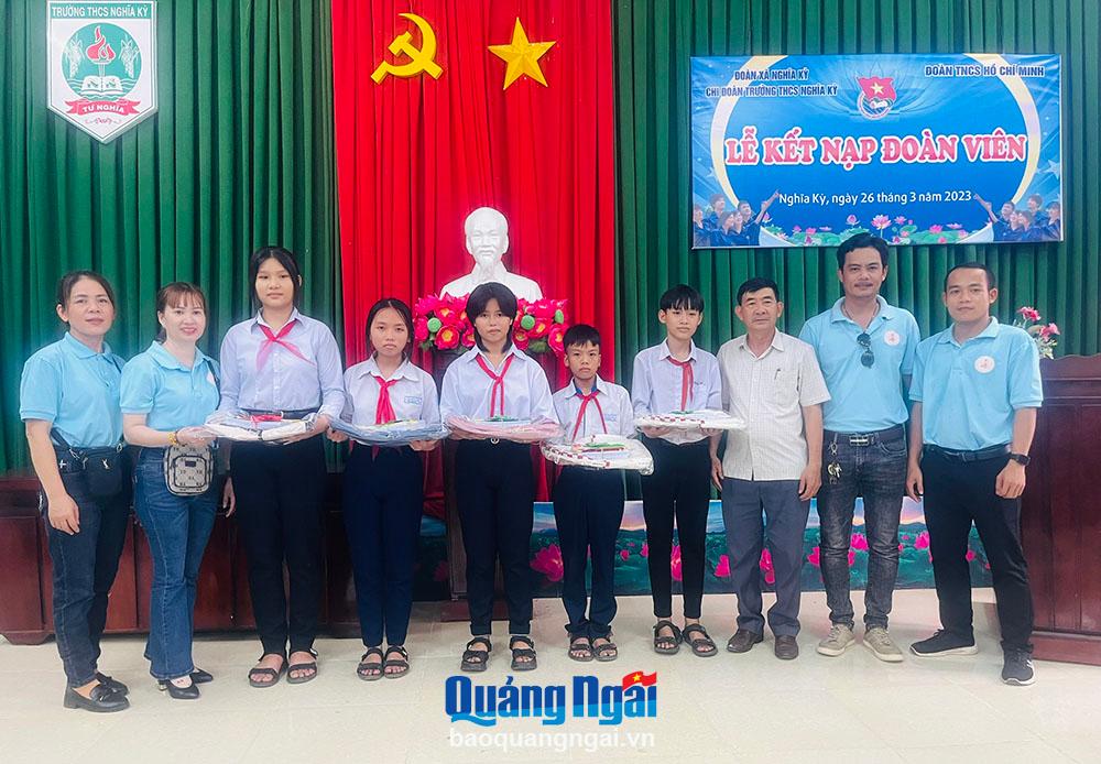 Nhóm Nhà ăn không đồng Nhất Tâm Quảng Ngãi tặng  quà cho học sinh có hoàn cảnh khó khăn ở Trường THCS Nghĩa Kỳ (Tư Nghĩa). 