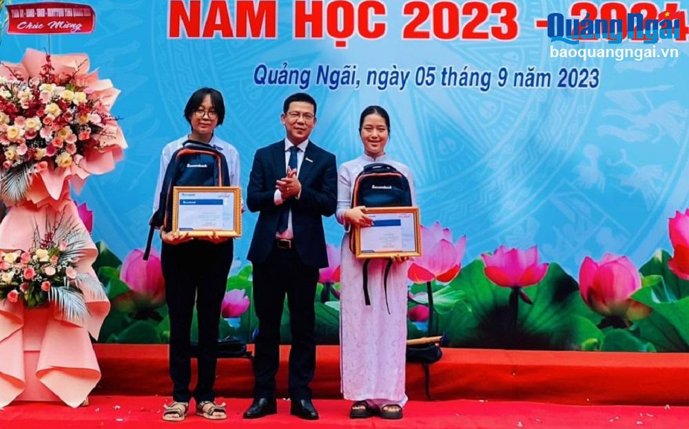 Phó Giám đốc phụ trách Sacombank - Chi nhánh Quảng Ngãi Trần Minh Hưng trao thưởng cho học sinh đoạt giải Cuộc thi viết “Chắp cánh bay xa” năm 2023.