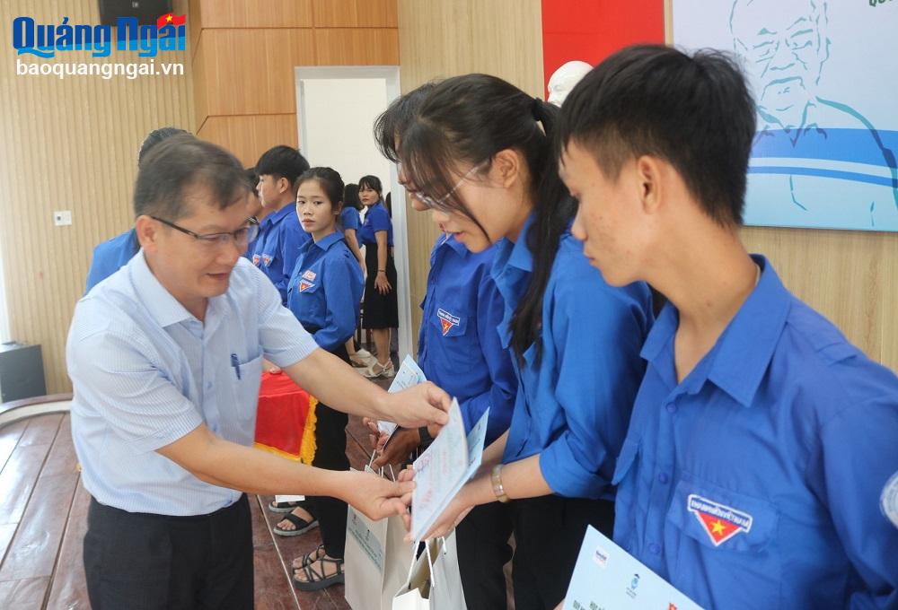 Tổng Biên tập Báo Quảng Ngãi Nguyễn Phú Đức trao học bổng cho học sinh. 