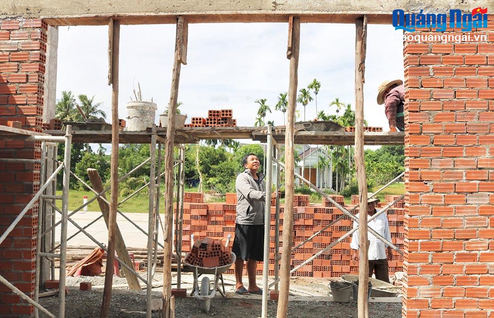 Sau khi khu tái định cư Bàu Lề, phường Nguyễn Nghiêm hoàn thành, anh Đỗ Tiến Thanh triển khai ngay việc xây dựng nhà để sớm ổn định cuộc sống.  Ảnh: T.YẾN