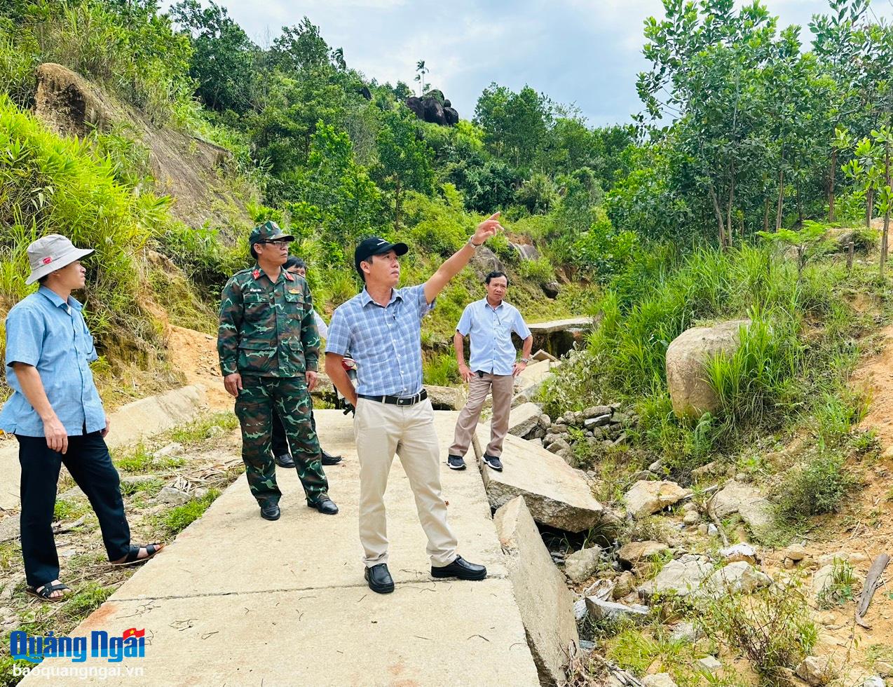 Đoàn kiểm tra về phòng, chống thiên tai của tỉnh kiểm tra tình hình sạt lở núi tại xã Sơn Dung (Sơn Tây).