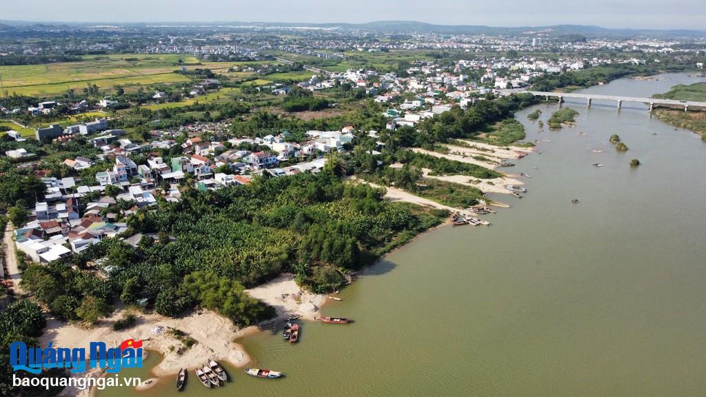 Các điểm tập kết cát khai thác trái phép trên khu vực sông Trà Khúc.