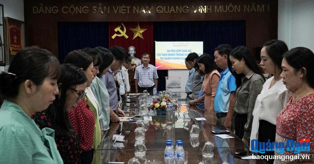Cán bộ, viên chức và người lao động báo Quảng Ngãi dành một phút mặc niệm nạn nhân trong vụ cháy chung cư tại quận Thanh Xuân (Hà Nội).