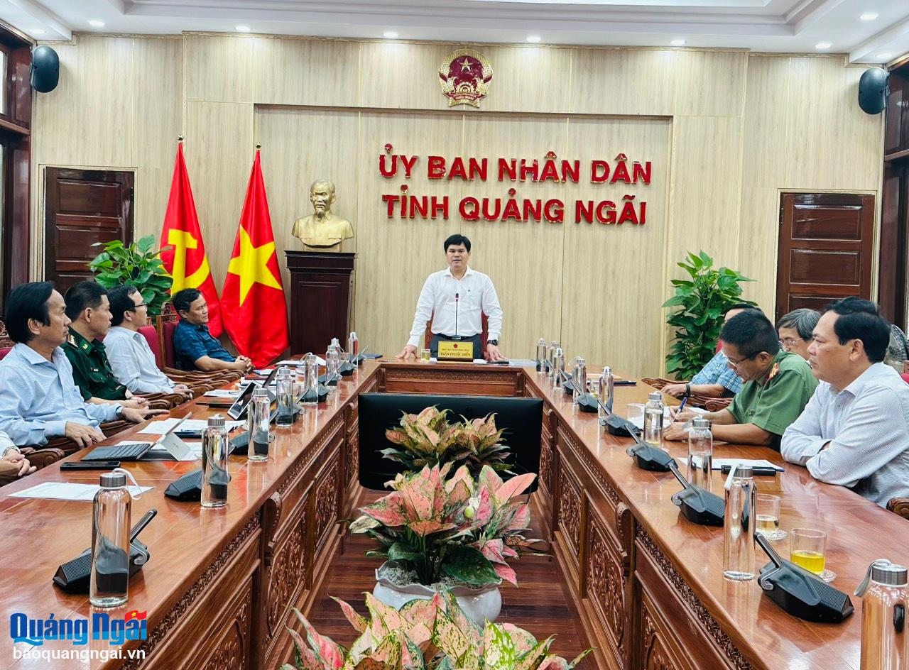 Phó Chủ tịch UBND tỉnh Trần Phước Hiền báo cáo tại hội nghị.