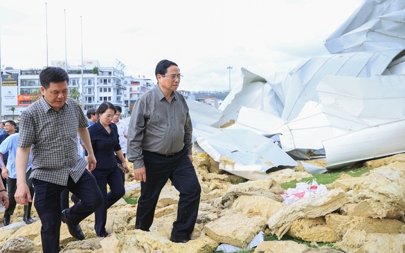 Thủ tướng đi thị sát, động viên người dân và chỉ đạo khắc phục hậu quả bão số 3 tại Quảng Ninh