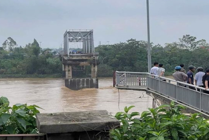 Quang cảnh sập cầu Phong Châu nối liền huyện Lâm Thao và huyện Tam Nông, tỉnh Phú Thọ.