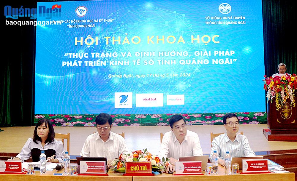 Giáo sư, Tiến sĩ Võ Xuân Vinh (bên phải) đồng chủ trì Hội thảo “Thực trạng và định hướng, giải pháp phát triển kinh tế số tỉnh Quảng Ngãi”, vào tháng 5/2024.	