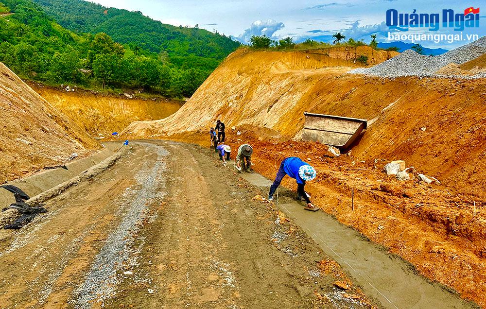 Huyện Sơn Tây tập trung hoàn thiện công trình đường giao thông, đảm bảo an toàn đi lại trong mùa mưa bão. 