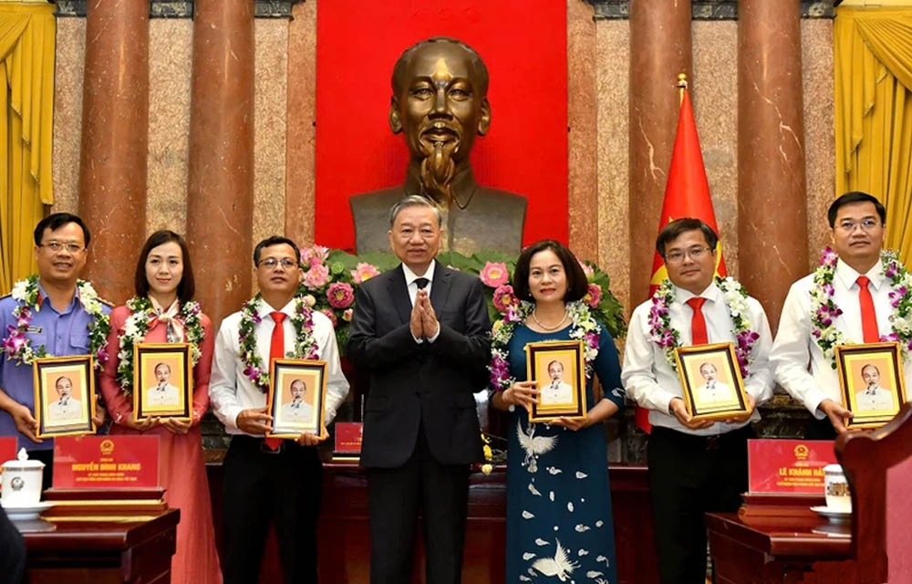 Tổng Bí thư, Chủ tịch nước Tô Lâm tặng ảnh chân dung Chủ tịch Hồ Chí Minh cho các đại biểu.