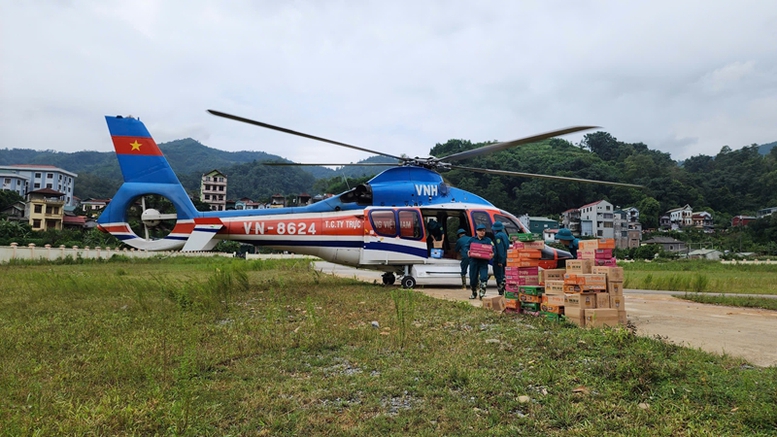 Hàng hóa được chuyển từ máy bay xuống sân vận động huyện Nguyên Bình, tỉnh Cao Bằng - Ảnh: VGP/NN