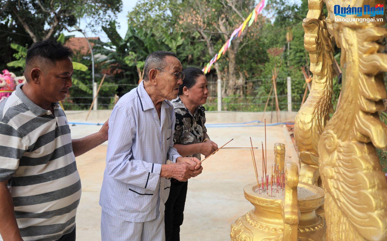 Người dân đến dự lễ khánh thành và thắp hương tưởng nhớ những người đã khuất.