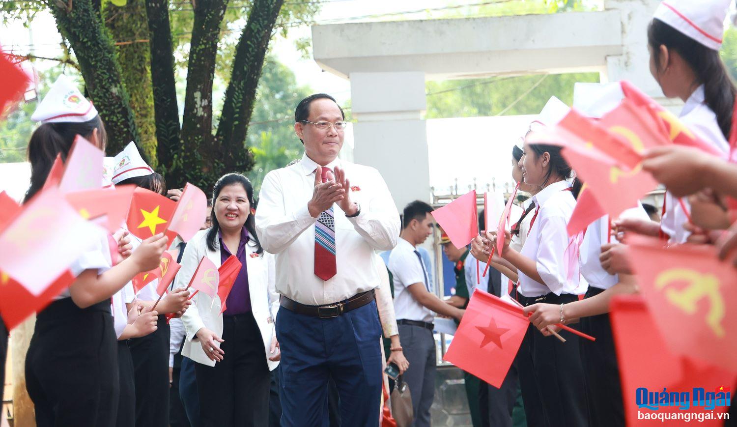 Thượng tướng Trần Quang Phương, Phó Chủ tịch Quốc hội cùng các thành viên trong Đoàn công tác của Quốc hội về dự lễ khai giảng. 