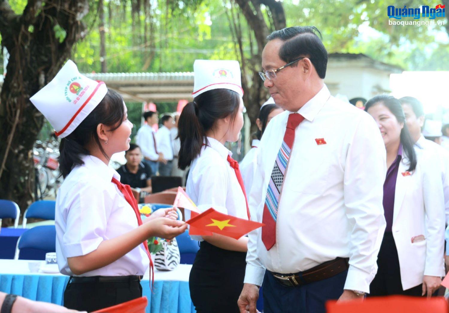 Thượng tướng Trần Quang Phương, Phó Chủ tịch Quốc hội thăm hỏi, trò chuyện cùng các em học sinh Trường THCS Ba Vì.