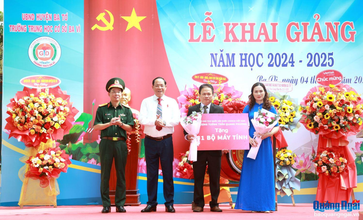 Thượng tướng Trần Quang Phương, Phó Chủ tịch Quốc hội trao tặng cho Trường THCSC Ba Vì 31 bộ máy vi tính.