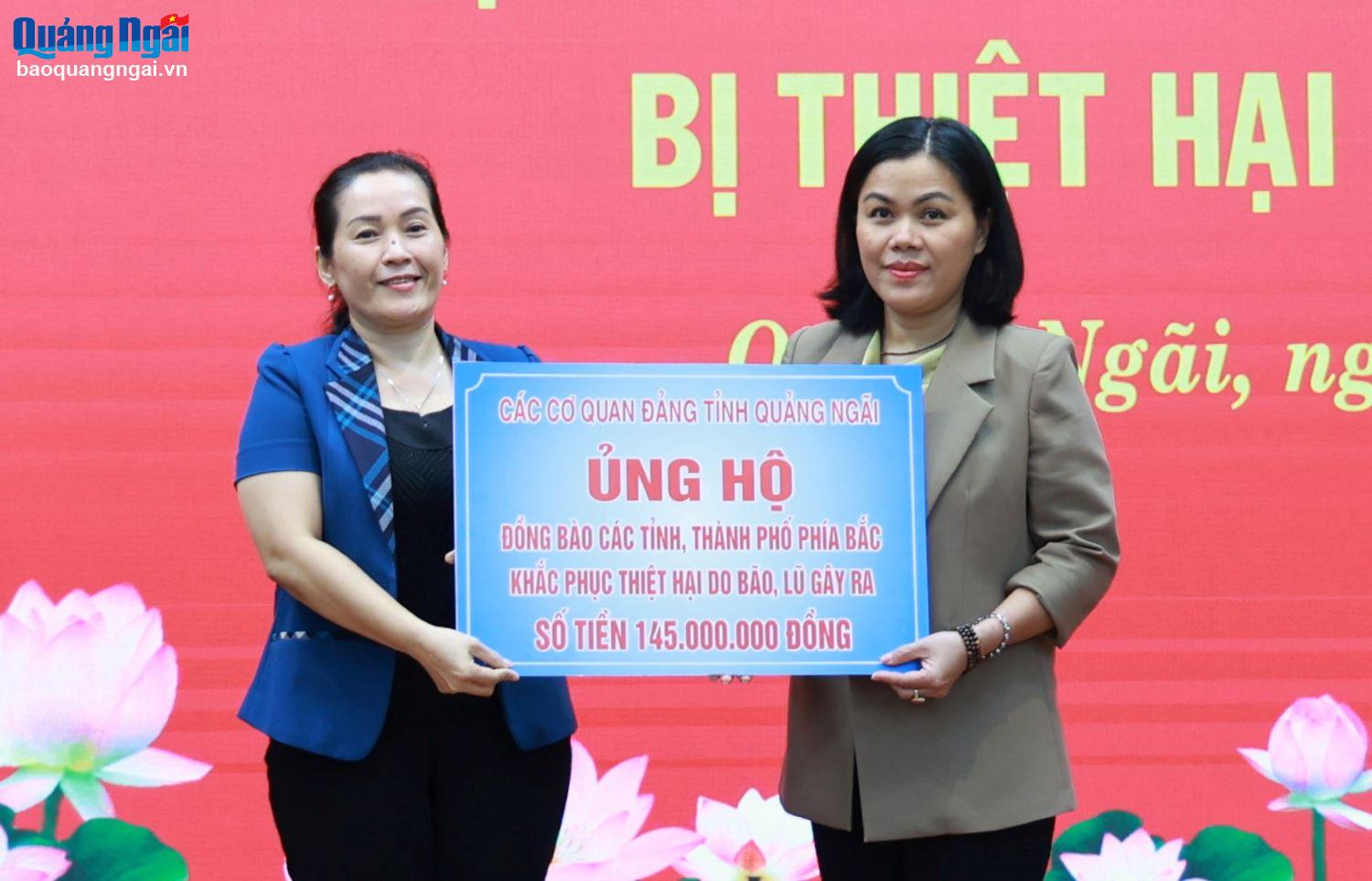 Phó Bí thư Tỉnh ủy Đinh Thị Hồng Minh trao số tiền các cơ cơ quan khối Đảng tỉnh hỗ trợ đồng bào các tỉnh phía Bắc.