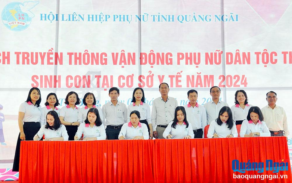 Các cơ quan, đơn vị ký cam kết hưởng ứng chiến dịch truyền thông vận động phụ nữ dân tộc thiểu số sinh con tại cơ sở y tế. Ảnh: H.THU
