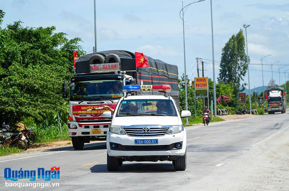 Cảnh sát giao thông dẫn đường đoàn xe vào Điểm hỗ trợ cơm, nước miễn phí”. Ảnh: TS.